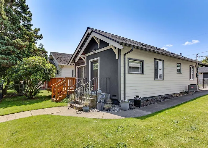 2 Mi To Dtwn Tacoma: Charming Home W/ Deck & Yard!