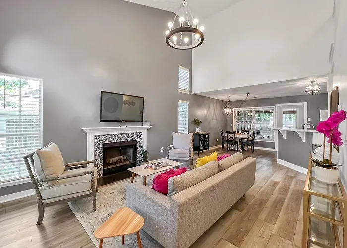 The Paramour Comfy Home With Ground Floor Bedroom And Fenced In Yard