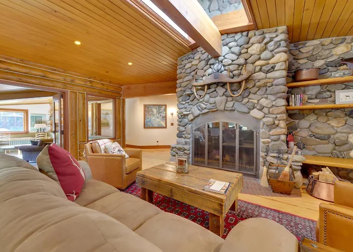 Sun Valley Log Home W/ Hot Tub & Mtn Views!