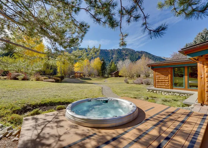 Sun Valley Log Home W/ Hot Tub & Mtn Views!