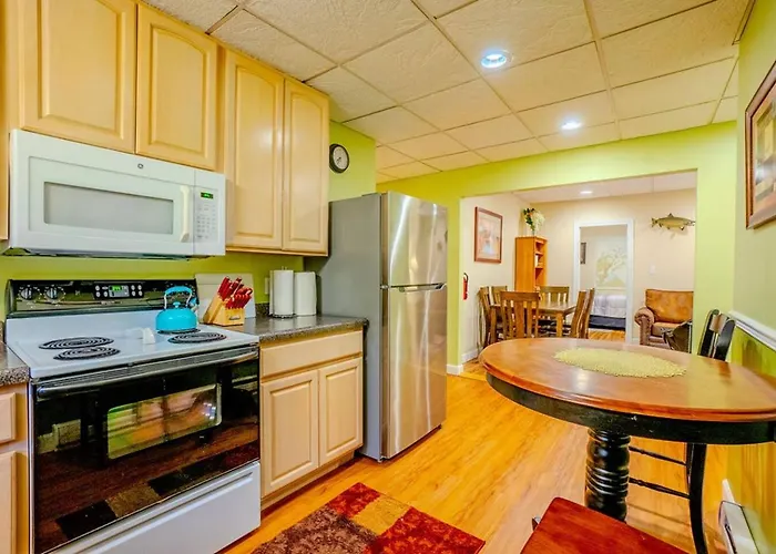 Hidden Gem, 3 Bed Cozy Condo - Dogs Welcomed