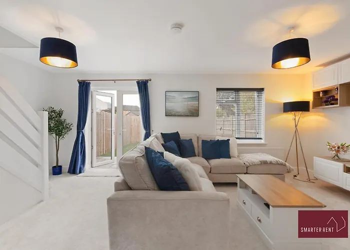 Holyport - Three Bedroom House - Parking