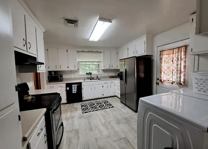 Pet-Friendly 3-Bedroom Ranch With Backyard, Fireplace & Near Nashville