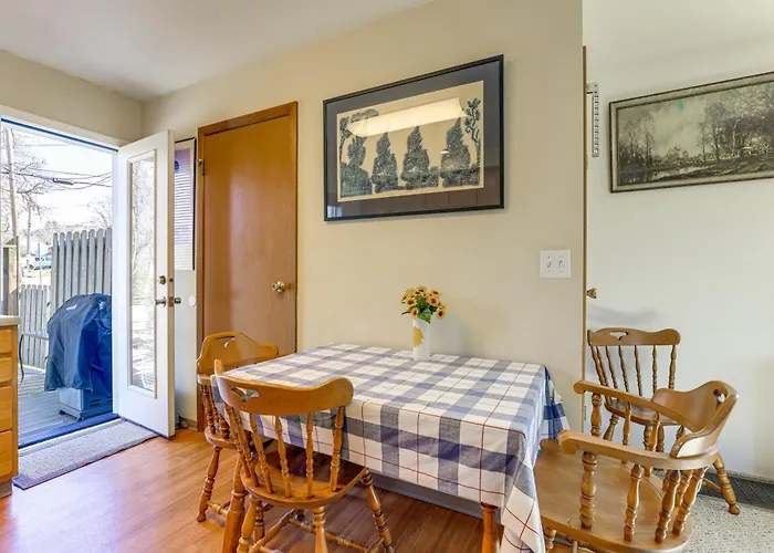 Hot Tub & Decks: Central Hood River Townhome!