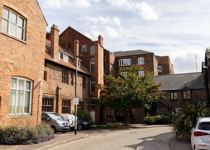 Hullidays - 'Old School Penthouse' Trinity Square