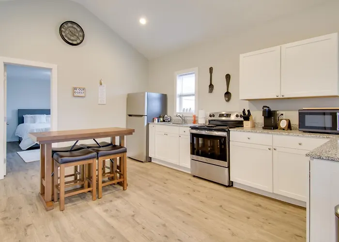< 1 Mi To Lake Ontario: Oswego Group Retreat