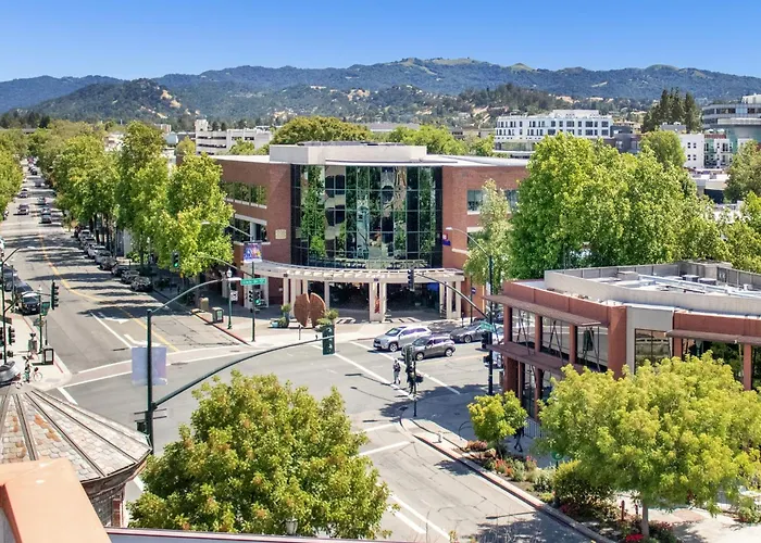 Downtown-Nomads-King Bed-Free Parking