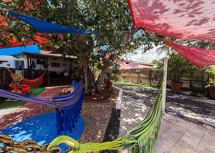 Hammocks & Mini-Golf! 10 Mins From Beach!