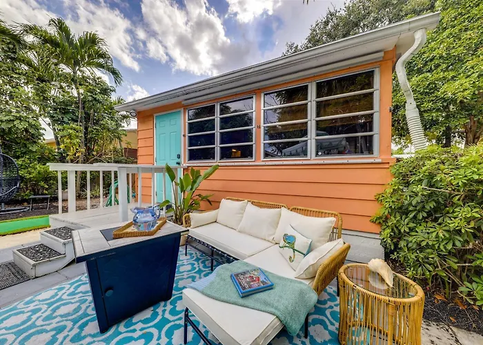 Historic Cottage: Hot Tub & Fully Fenced Backyard