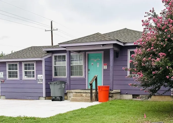 Quick 1 Mile To Ft Sill! Wizard Cottage Sleeps 5 Adults & Pets Welcome!