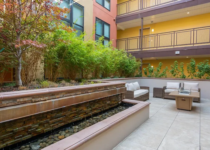 King Bed-Walk Downtown-Free Garage Parking-Laundry