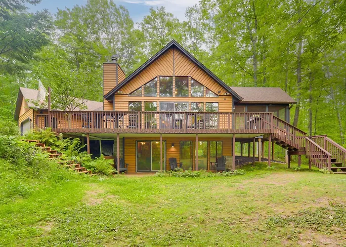 Cozy Wisconsin Cabin W/ Deck, Kayaks & Lake Views!