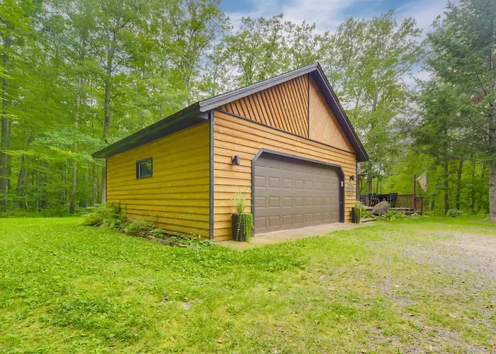 Cozy Wisconsin Cabin W/ Deck, Kayaks & Lake Views!