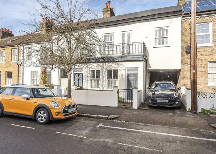 Luxury Family Home In Central Windsor With Large Garden, Games Room, Office, Parking & Pet-Friendly