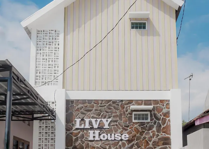 Urbanview Livy House Blitar