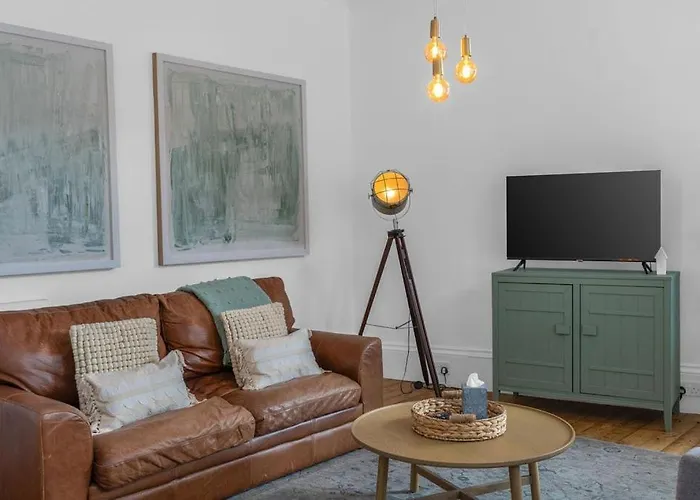 Bridge Street Luxurious 2 Bed, 2 Bathroom Apt