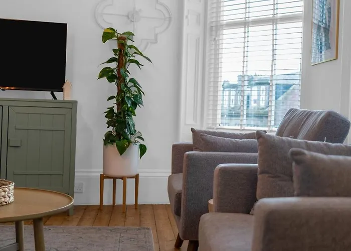 Bridge Street Luxurious 2 Bed, 2 Bathroom Apt