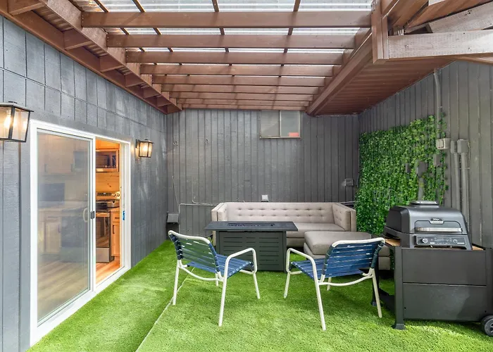 Garden Suite Two Bedroom With Hot Tub Sauna Outdoor Kitchen And Game Room