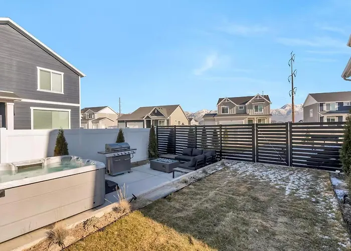 Modern Luxeden With Private Hot Tub And Fenced Yard