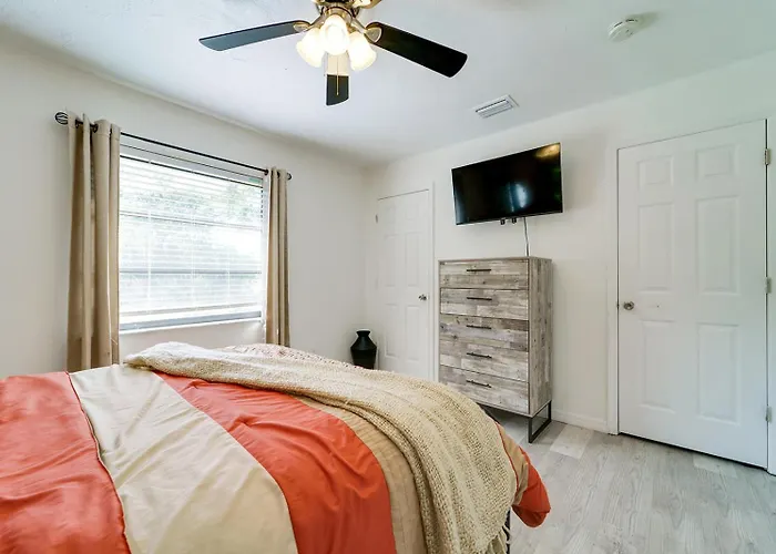 Work & Unwind In North Port Fenced Yard Cozy Lounge