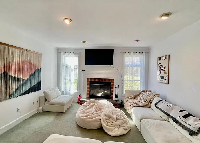 Charming Country Home With Hot Tub, Pond & Creek