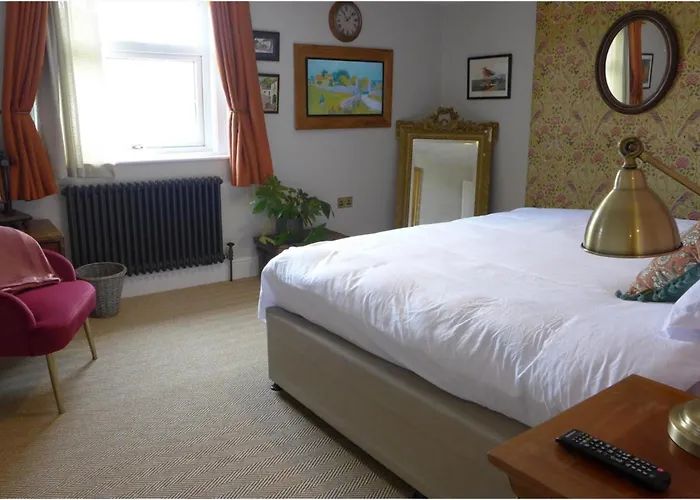 Royal Oak Retreat - Sleeps 6 Pub & Pet Friendly