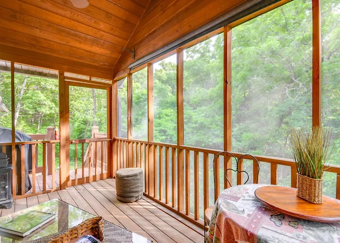 3 Mi To Dtwn Jefferson City: Family Home W/ Deck