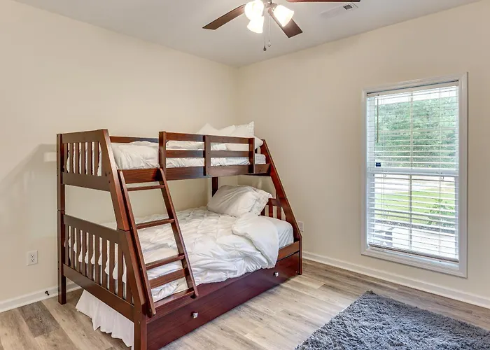 11 Mi To Troy University: Family Home W/ Yard