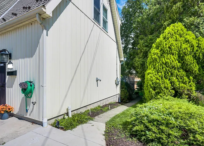 Walk To Town: Charming Unit W/ Balcony In Bedford!