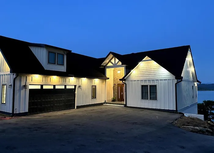 Exclusive Lakefront Retreat On Douglas Lake