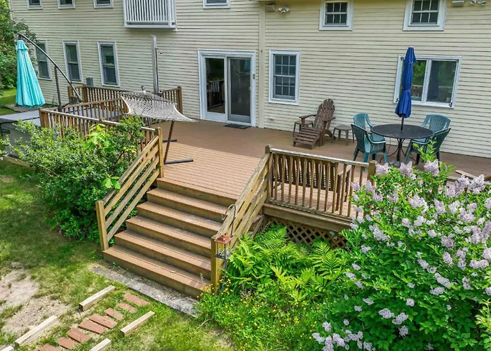 4 Bdr With Private Hot Tub Backyard And Deck
