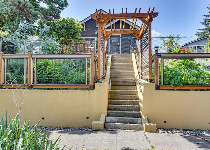 2 Mi To Dtwn Tacoma: Charming Home W/ Deck & Yard!
