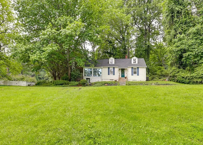 Near Shops & Parks: Dog-Friendly Maryland Gem