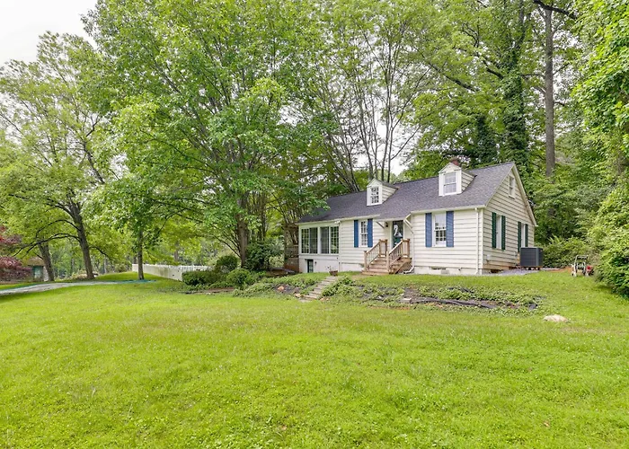 Near Shops & Parks: Dog-Friendly Maryland Gem