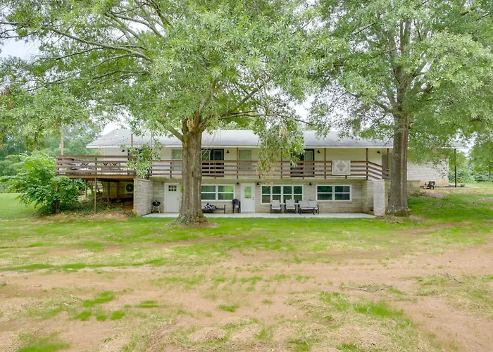7 Mi To Tennessee River: Home W/ Patio In Florence