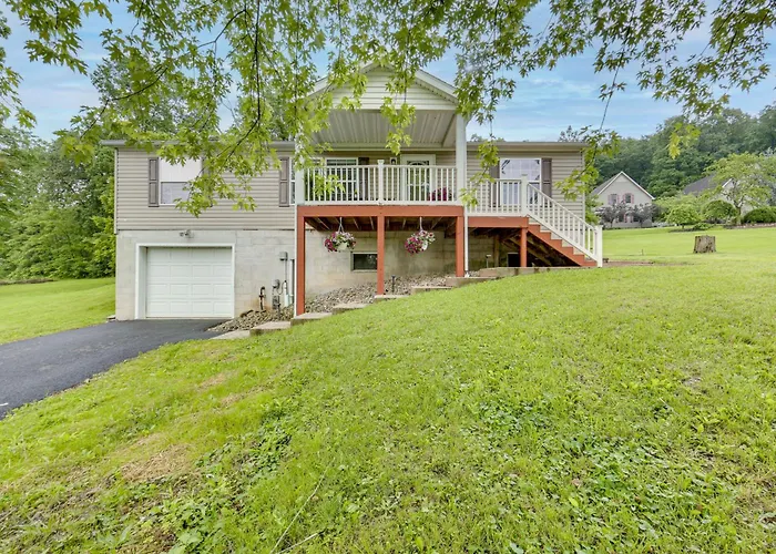 Walk To Lakemont Park: Family-Friendly Home!