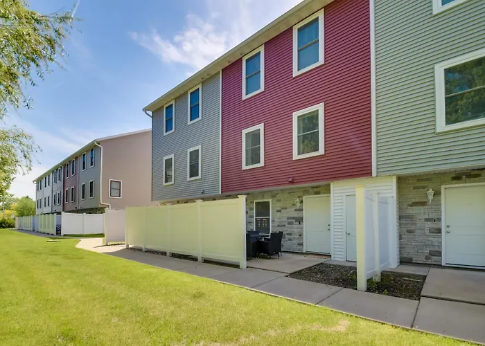 2 Mi To Tbk Bank Sports Complex: Townhome W/ Patio