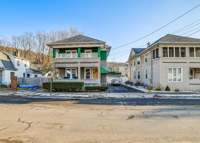 1 Mi To Dtwn Binghamton: Apt W/ Covered Balcony!