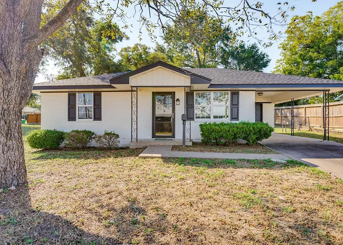 Walk To Town: Home W/ Yard In Brenham!