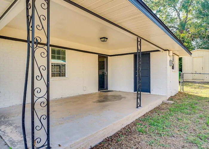 Walk To Town: Home W/ Yard In Brenham!