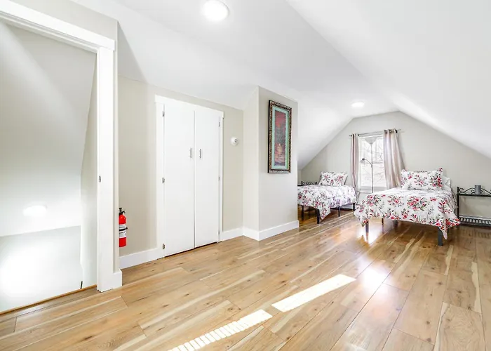 1/2 Mi To Dtwn & Harbor Park: Home W/ Large Yard!