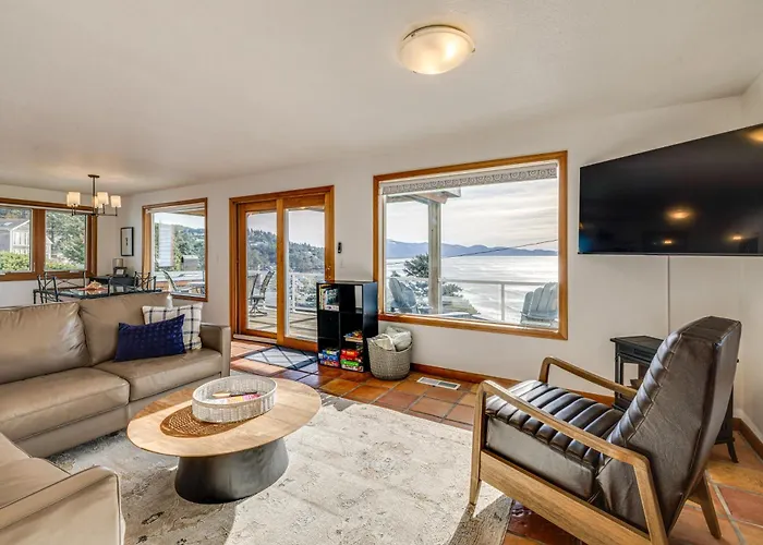 Oceanside Escape W/ Stunning Views: Walk To Beach!