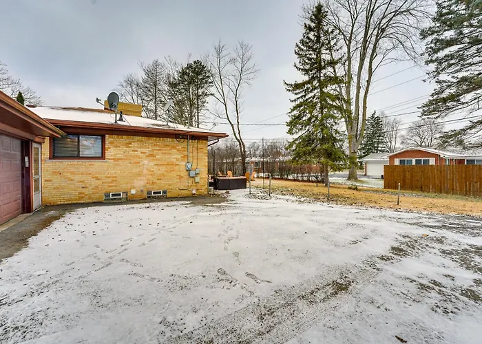Fire Pit & Yard: Family Home In Farmington Hills!