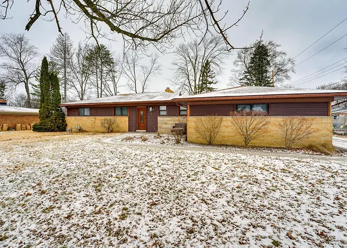 Fire Pit & Yard: Family Home In Farmington Hills!