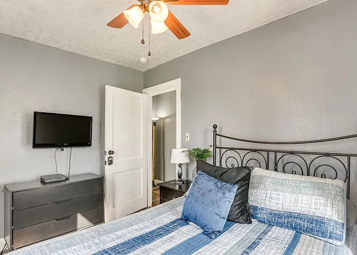 Near Sabine Lake & Refineries: Pet-Friendly Apt