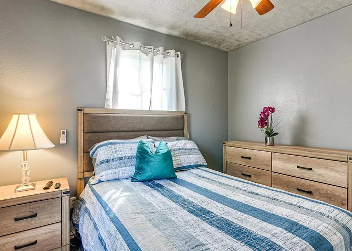 Near Sabine Lake & Refineries: Pet-Friendly Apt