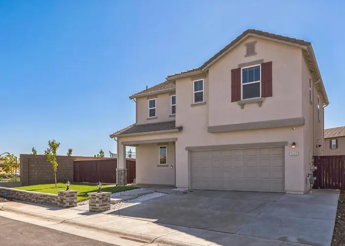Spacious 3Br Home With Charming Backyard Home