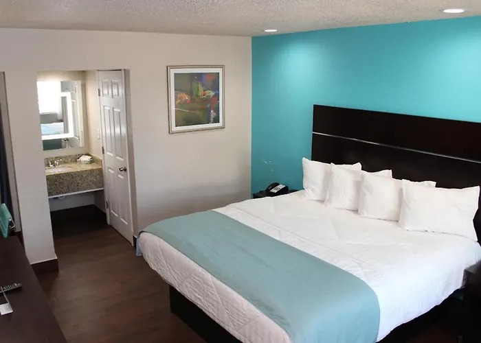 Spanish Trails Inn - Laredo Hotel
