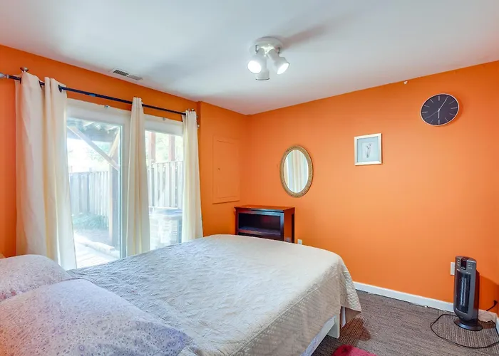 Close To Hospital & Dulles: Herndon Townhome