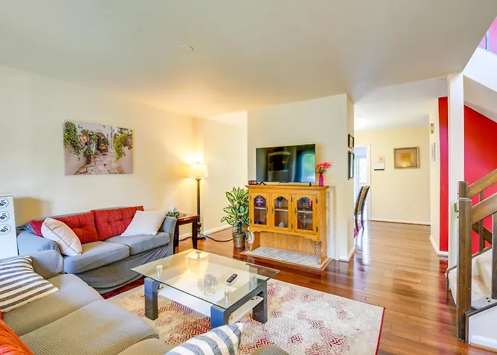 Close To Hospital & Dulles: Herndon Townhome